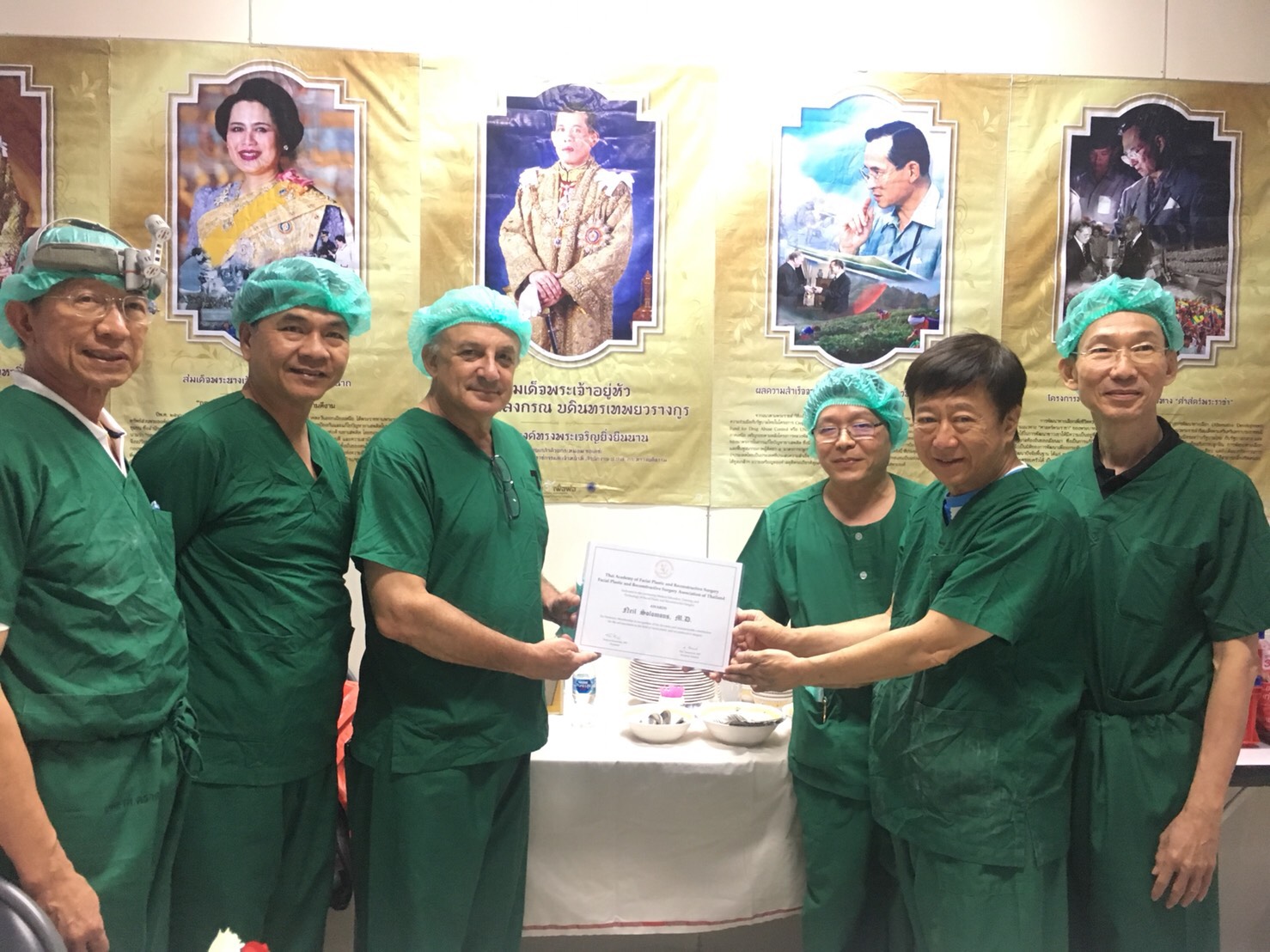 คณะศัลยแพทย์ตกแต่งใบหน้าไทย และธีรพรคลินิก ได้มอบประกาศนียบัตรให้ "Dr. Neil Solomons" ศัลยแพทย์ชื่อดังจากอเมริกา 1